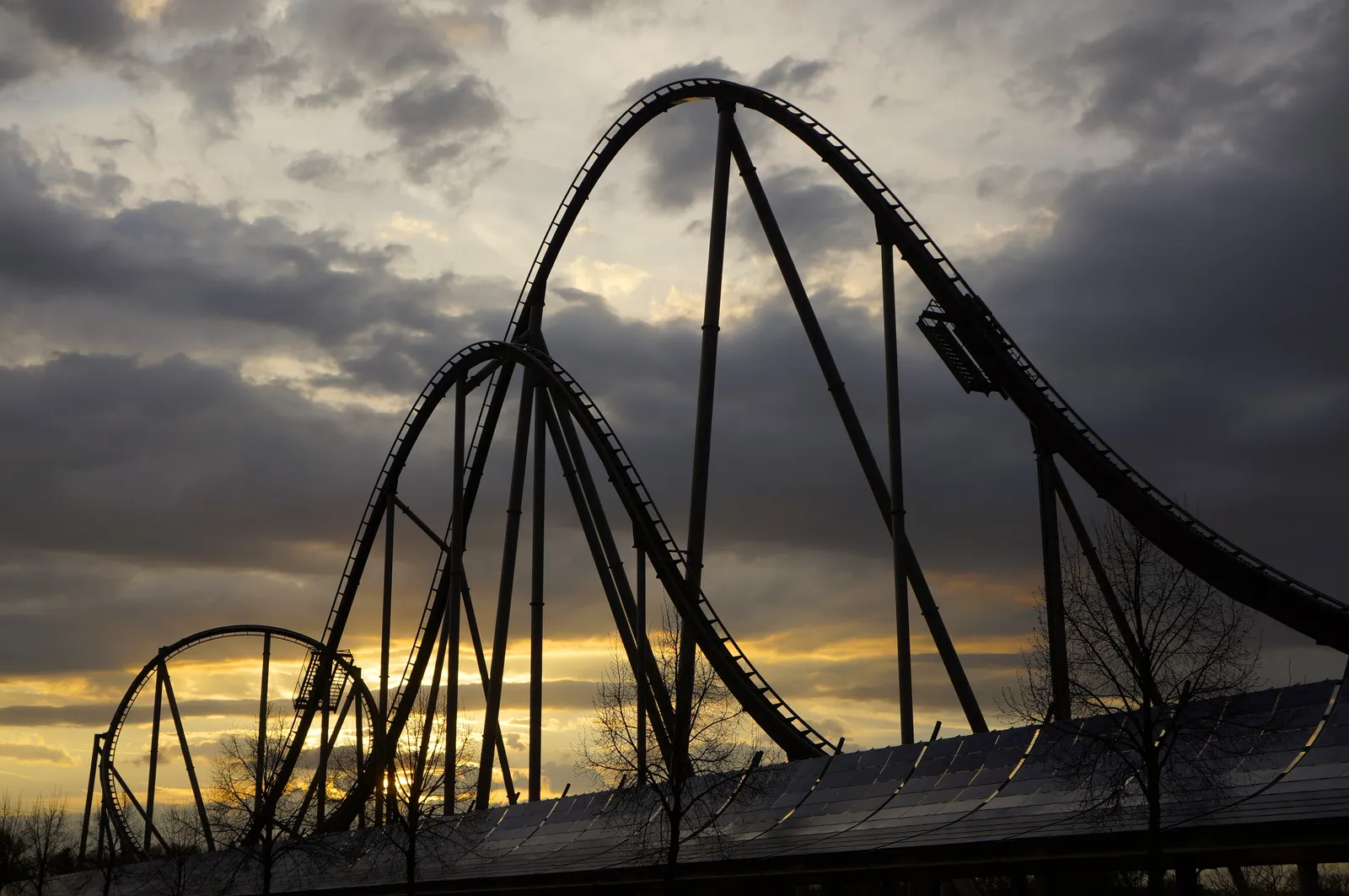 Die Achterbahn Silver Star als Silhouette vor dem Abendhimmel