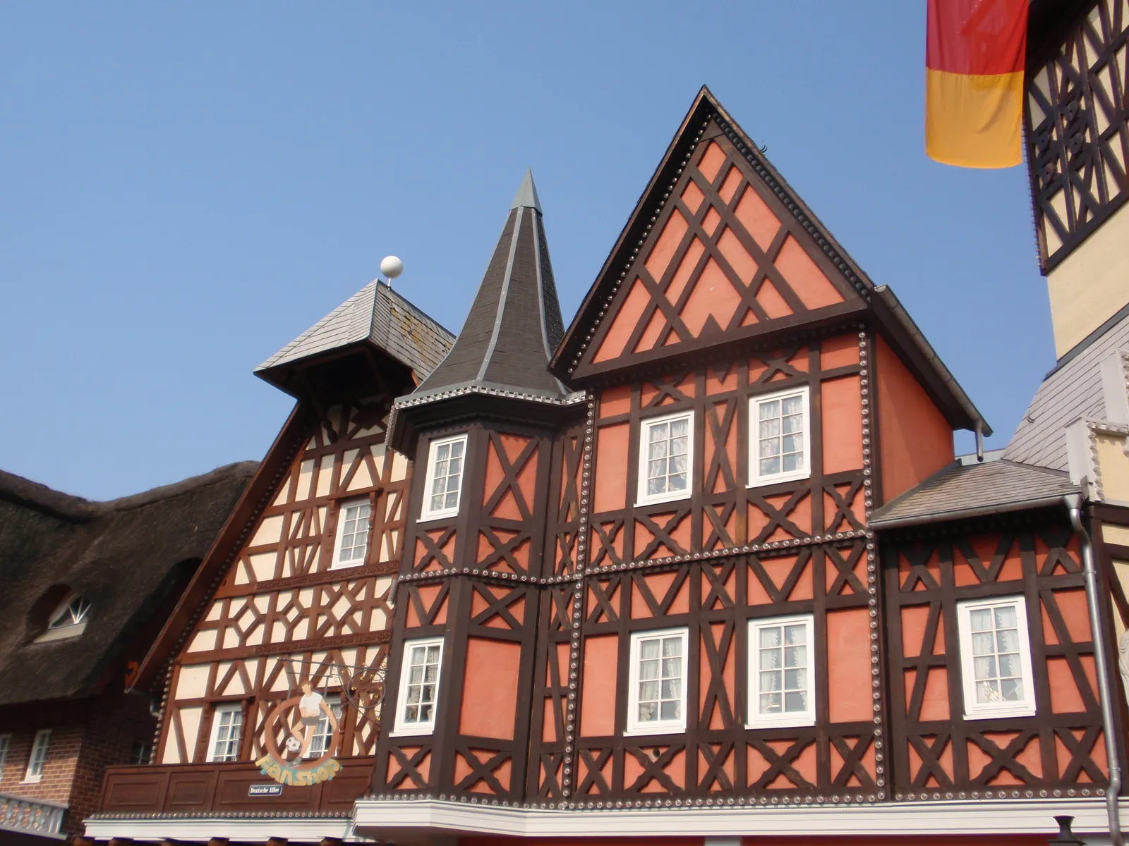 Fachwerkhaus mit spitzem Türmchen an der Deutschen Allee