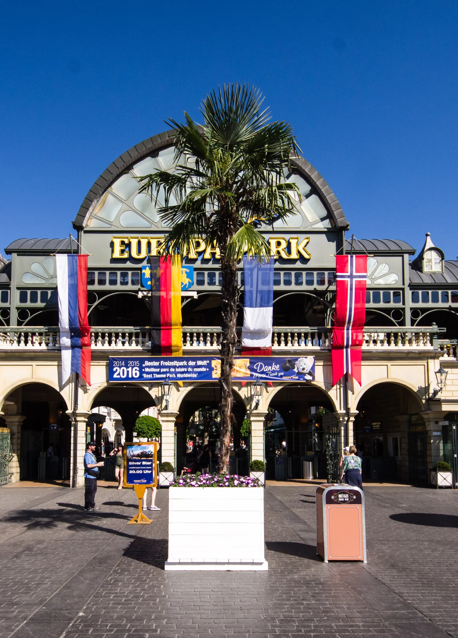 Haupteingang des Parks mit den Flaggen europäischer Länder