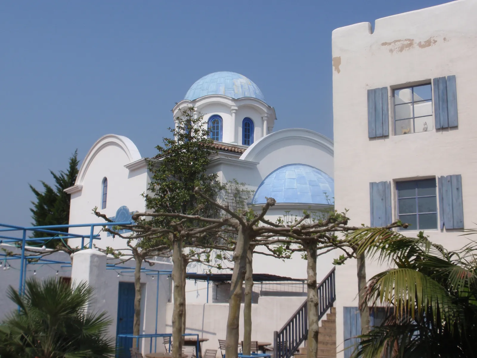 Weiß-blaue Kuppelkirche im Kykladenstil