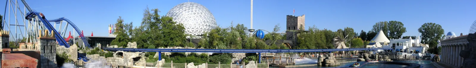 Panorama am Wasser mit der Kugel des Eurosat